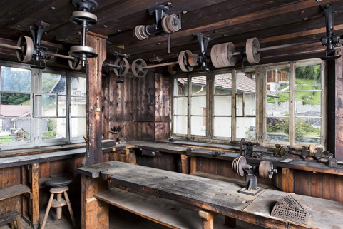 L'atelier, avec ses établis et ses transmissions. © Région Bourgogne-Franche-Comté, Inventaire du patrimoine