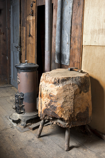 L'atelier : poêle et "tas" en bois pour redresser les calibres. © Région Bourgogne-Franche-Comté, Inventaire du patrimoine