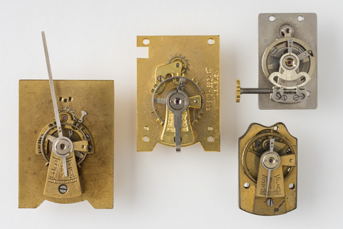 Face supérieure des quatre porte-échappements. De gauche à droite : 2e et 3e porte-échappements, 4e (en haut) et 1er (en bas). © Région Bourgogne-Franche-Comté, Inventaire du patrimoine Face supérieure des quatre porte-échappements. De gauche à droite : 2e et 3e porte-échappements, 4e (en haut) et 1er (en bas). © Région Bourgogne-Franche-Comté, Inventaire du patrimoine