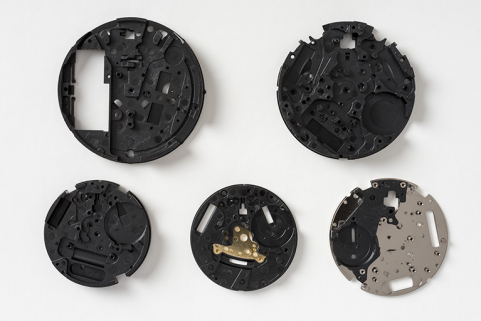 Composants fabriqués à l'usine : platines de montre alliant plastique et métal (face côté fond ?). © Région Bourgogne-Franche-Comté, Inventaire du patrimoine Composants fabriqués à l'usine : platines de montre alliant plastique et métal (face côté fond ?). © Région Bourgogne-Franche-Comté, Inventaire du patrimoine