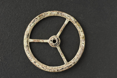 Exemple de balancier fabriqué dans l'atelier. Présentant un défaut, il avait comme beaucoup été jeté dans le jardin. © Région Bourgogne-Franche-Comté, Inventaire du patrimoine Exemple de balancier fabriqué dans l'atelier. Présentant un défaut, il avait comme beaucoup été jeté dans le jardin. © Région Bourgogne-Franche-Comté, Inventaire du patrimoine