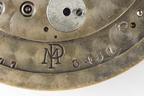 Marque du fabricant et numéro de série. © Région Bourgogne-Franche-Comté, Inventaire du patrimoine