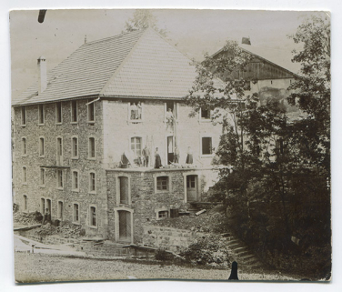[La fonderie de cuivre Mesnier, en cours de reconstruction : façades postérieure et latérale gauche de l'immeuble], [1906 ou 1907]. © Région Bourgogne-Franche-Comté, Inventaire du patrimoine
