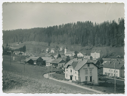 [Vue d'ensemble du village, depuis l'est], 23 octobre 1950. © Région Bourgogne-Franche-Comté, Inventaire du patrimoine