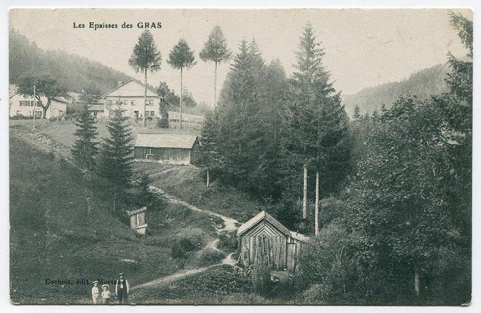 Les Epaisses des Gras [vus depuis l'ancien chemin du village, au nord-est], [avant 1909]. Le mur pignon de la maison est visible à gauche. © Région Bourgogne-Franche-Comté, Inventaire du patrimoine