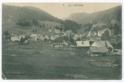 369. - Les Gras [vue d'ensemble du village, depuis le nord-est], 1er quart 20e siècle [entre 1908 et 1917]. © Région Bourgogne-Franche-Comté, Inventaire du patrimoine