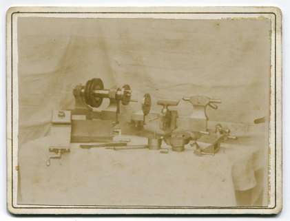 Exemple de tour d'horloger (burin fixe) fabriqué dans la commune, 1ère moitié 20e siècle. © Région Bourgogne-Franche-Comté, Inventaire du patrimoine Exemple de tour d'horloger (burin fixe) fabriqué dans la commune, 1ère moitié 20e siècle. © Région Bourgogne-Franche-Comté, Inventaire du patrimoine