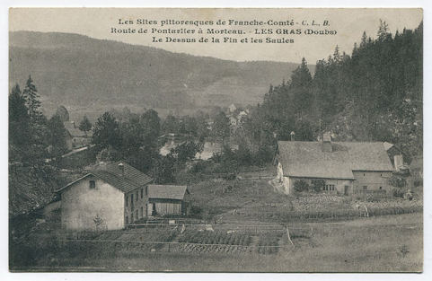 Les sites pittoresques de Franche-Comté. Route de Pontarlier à Morteau. - Les Gras (Doubs). Le Dessus de la Fin et les Saules, 1er quart 20e siècle. Les fenêtres horlogères de l'atelier n'ont pas encore été percées et la scierie existe encore derriè… © Région Bourgogne-Franche-Comté, Inventaire du patrimoine