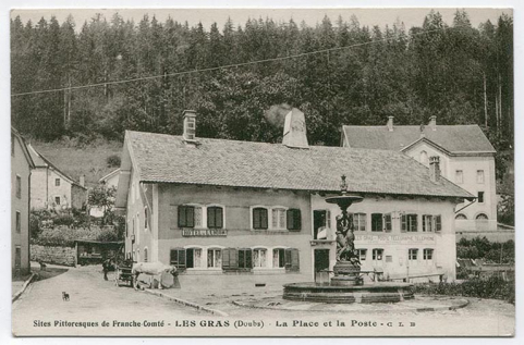 Sites pittoresques de Franche-Comté - Les Gras (Doubs) - La place et la poste, [1er quart 20e siècle]. © Région Bourgogne-Franche-Comté, Inventaire du patrimoine