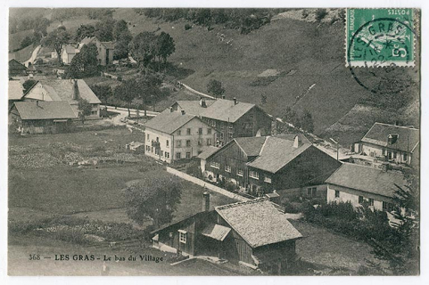 368 - Les Gras - Le bas du village, 1er quart 20e siècle [avant 1909]. La fonderie est visible au centre, avec l'immeuble à l'arrière-plan. © Région Bourgogne-Franche-Comté, Inventaire du patrimoine