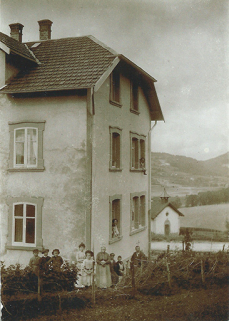 [La famille Vautravers devant le mur pignon oriental de sa maison], vers 1915 ? © Région Bourgogne-Franche-Comté, Inventaire du patrimoine
