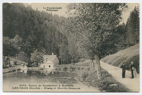 La Franche-Comté pittoresque. 2859. Route de Pontarlier à Morteau. Les Gras (Doubs) - Etang et Moulin Dessous, 1er quart 20e siècle [avant 1916]. © Région Bourgogne-Franche-Comté, Inventaire du patrimoine
