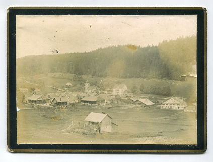 [Vue d'ensemble du village, depuis la route de La Brévine, à l'est], limite 19e siècle 20e siècle [avant 1910].  © Région Bourgogne-Franche-Comté, Inventaire du patrimoine