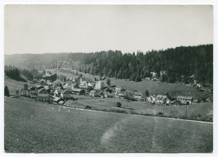 Paysages du Haut-Doubs - Les Gras [vue d'ensemble du village depuis l'est], 2e quart 20e siècle. La maison est visible à gauche. © Région Bourgogne-Franche-Comté, Inventaire du patrimoine