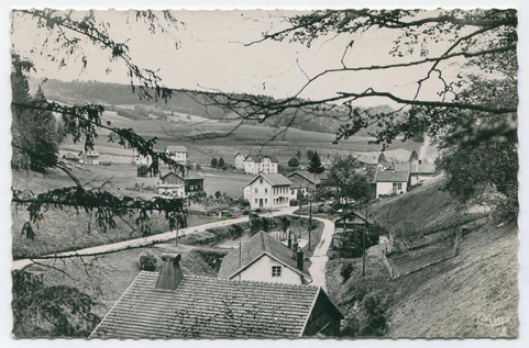 Les Gras (Doubs) - Le bas du village [l'entrée du village au nord-est], 3e quart 20e siècle [avant 1965].  © Région Bourgogne-Franche-Comté, Inventaire du patrimoine
