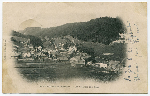Aux environs de Morteau. - Le village des Gras, 4e quart 19e siècle. L'étage en surcroît de la maison, à droite, n'est pas encore muni de sa rangée de fenêtres multiples. © Région Bourgogne-Franche-Comté, Inventaire du patrimoine Aux environs de Morteau. - Le village des Gras, 4e quart 19e siècle. L'étage en surcroît de la maison, à droite, n'est pas encore muni de sa rangée de fenêtres multiples. © Région Bourgogne-Franche-Comté, Inventaire du patrimoine