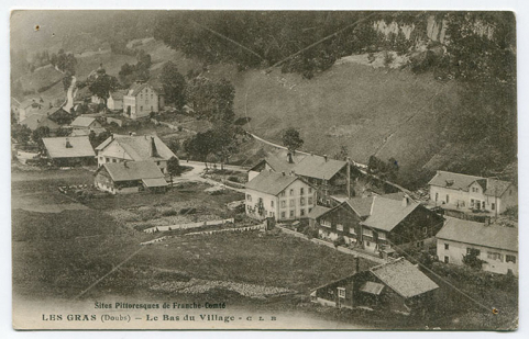 Sites pittoresques de Franche-Comté. Les Gras (Doubs) - Le bas du village, 1er quart 20e siècle [entre 1913 et 1919]. La fonderie est visible au centre, avec l'immeuble à l'arrière-plan. © Région Bourgogne-Franche-Comté, Inventaire du patrimoine