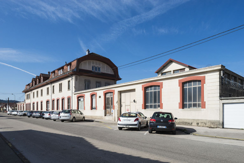 Vue de trois quarts des bâtiments rue des Ecoussons. © Région Bourgogne-Franche-Comté, Inventaire du patrimoine Vue de trois quarts des bâtiments rue des Ecoussons. © Région Bourgogne-Franche-Comté, Inventaire du patrimoine