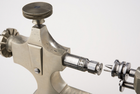 Poupée fixe et broche, montrant l'extrémité à coches. © Région Bourgogne-Franche-Comté, Inventaire du patrimoine