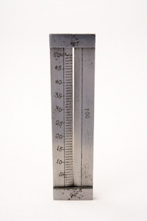 Calibre (jauge), gradué en centièmes de mm. © Région Bourgogne-Franche-Comté, Inventaire du patrimoine