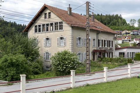 Maison : façades antérieure et latérale gauche. © Région Bourgogne-Franche-Comté, Inventaire du patrimoine Maison : façades antérieure et latérale gauche. © Région Bourgogne-Franche-Comté, Inventaire du patrimoine