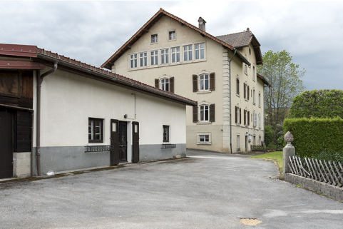 Maison : façades postérieure et latérale gauche. A gauche, la façade postérieure de l'atelier Moyse Outillage. © Région Bourgogne-Franche-Comté, Inventaire du patrimoine Maison : façades postérieure et latérale gauche. A gauche, la façade postérieure de l'atelier Moyse Outillage. © Région Bourgogne-Franche-Comté, Inventaire du patrimoine