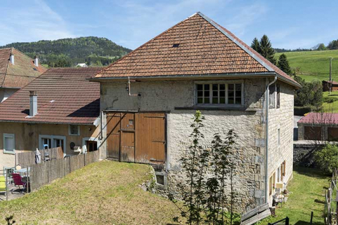 Façade nord : pont et portail de la grange, fenêtres de l'atelier sous le toit.  © Région Bourgogne-Franche-Comté, Inventaire du patrimoine