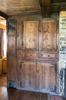 Intérieur : boiserie intégrant une caisse d'horloge comtoise. © Région Bourgogne-Franche-Comté, Inventaire du patrimoine Intérieur : boiserie intégrant une caisse d'horloge comtoise. © Région Bourgogne-Franche-Comté, Inventaire du patrimoine