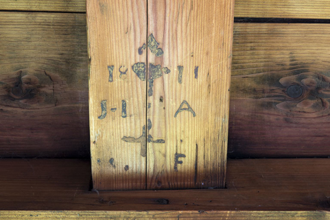 Date et initiales inscrites sur une poutre. © Région Bourgogne-Franche-Comté, Inventaire du patrimoine Date et initiales inscrites sur une poutre. © Région Bourgogne-Franche-Comté, Inventaire du patrimoine