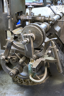 Machine à refendre les morilles : détail du système de commande (avec la fraise à refendre au second plan). © Région Bourgogne-Franche-Comté, Inventaire du patrimoine