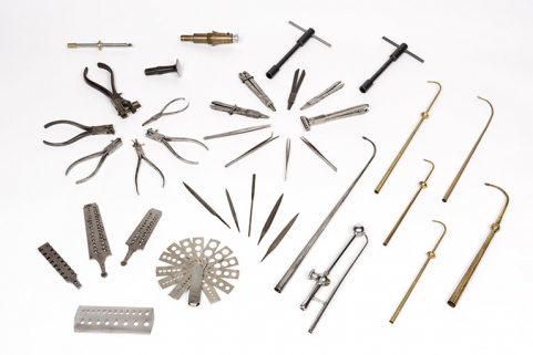 Outils produits dans la commune (collection René Laithier, mairie des Gras) : clés, pinces, calibres, filières, chalumeaux, etc. © Région Bourgogne-Franche-Comté, Inventaire du patrimoine Outils produits dans la commune (collection René Laithier, mairie des Gras) : clés, pinces, calibres, filières, chalumeaux, etc. © Région Bourgogne-Franche-Comté, Inventaire du patrimoine