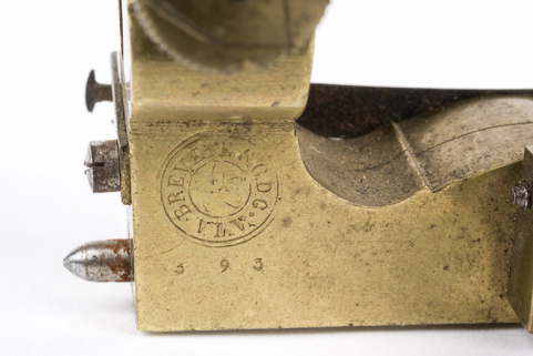 Outils produits dans la commune (collection René Laithier, mairie des Gras) : marque et n° de série sur le compas aux engrenages. © Région Bourgogne-Franche-Comté, Inventaire du patrimoine Outils produits dans la commune (collection René Laithier, mairie des Gras) : marque et n° de série sur le compas aux engrenages. © Région Bourgogne-Franche-Comté, Inventaire du patrimoine