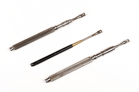 Outils produits dans la commune (collection René Laithier, mairie des Gras) : lanternes aux vis ou à enlever les aiguilles. © Région Bourgogne-Franche-Comté, Inventaire du patrimoine Outils produits dans la commune (collection René Laithier, mairie des Gras) : lanternes aux vis ou à enlever les aiguilles. © Région Bourgogne-Franche-Comté, Inventaire du patrimoine