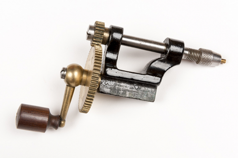 Outils produits dans la commune (collection René Laithier, mairie des Gras) : estrapade. © Région Bourgogne-Franche-Comté, Inventaire du patrimoine Outils produits dans la commune (collection René Laithier, mairie des Gras) : estrapade. © Région Bourgogne-Franche-Comté, Inventaire du patrimoine