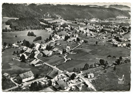 En avion au-dessus de... 1. Grand'Combe-Châteleu (Doubs). Vue d'ensemble, 3e quart 20e siècle [avant 1960]. La ferme est visible à gauche. © Région Bourgogne-Franche-Comté, Inventaire du patrimoine