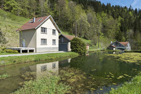 Vue d'ensemble, depuis le sud. Maison, remise et bassin de retenue au premier plan, usine à l'arrière-plan. © Région Bourgogne-Franche-Comté, Inventaire du patrimoine