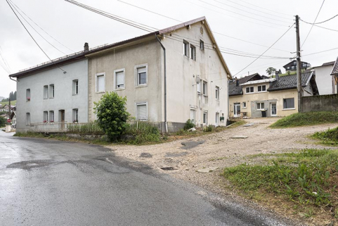 Vue d'ensemble, depuis le nord-ouest. Bâtiment d'origine à gauche (la partie de la famille Baron est en beige) et atelier à l'arrière-plan à droite. © Région Bourgogne-Franche-Comté, Inventaire du patrimoine