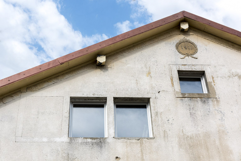 Bâtiment d'origine, façade latérale droite : baie multiple et date. © Région Bourgogne-Franche-Comté, Inventaire du patrimoine