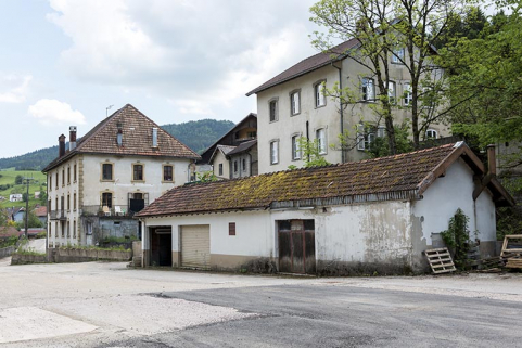 Usine : garage, avec l'immeuble et la maison en arrière-plan. © Région Bourgogne-Franche-Comté, Inventaire du patrimoine