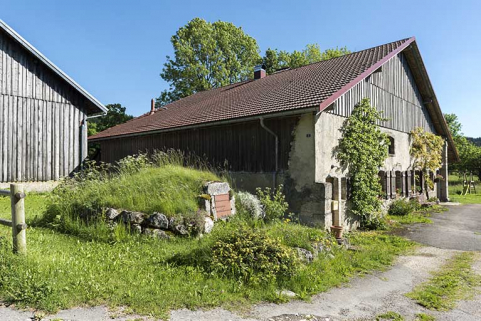 Façades antérieure et latérale gauche (avec la citerne au prtemier plan). © Région Bourgogne-Franche-Comté, Inventaire du patrimoine