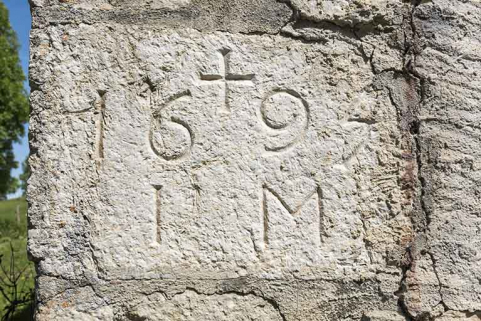 Date 1695 (façade antérieure, angle sud-ouest). © Région Bourgogne-Franche-Comté, Inventaire du patrimoine