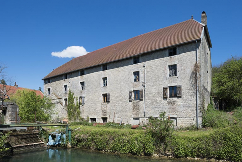 Logement ouvrier ouest. Façade sur le canal d'amenée. © Région Bourgogne-Franche-Comté, Inventaire du patrimoine Logement ouvrier ouest. Façade sur le canal d'amenée. © Région Bourgogne-Franche-Comté, Inventaire du patrimoine