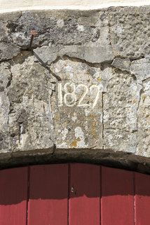 Façade antérieure : date 1829 gravée sur le pont de grange de gauche. © Région Bourgogne-Franche-Comté, Inventaire du patrimoine