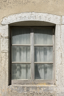 Façade est : fenêtre avec linteau daté 1776. © Région Bourgogne-Franche-Comté, Inventaire du patrimoine Façade est : fenêtre avec linteau daté 1776. © Région Bourgogne-Franche-Comté, Inventaire du patrimoine