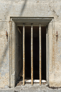 Façade est : fenêtre avec encadrement mouluré et barreaux. © Région Bourgogne-Franche-Comté, Inventaire du patrimoine Façade est : fenêtre avec encadrement mouluré et barreaux. © Région Bourgogne-Franche-Comté, Inventaire du patrimoine