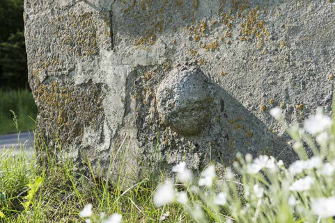 Façade nord : pierre avec relief hémisphérique. © Région Bourgogne-Franche-Comté, Inventaire du patrimoine Façade nord : pierre avec relief hémisphérique. © Région Bourgogne-Franche-Comté, Inventaire du patrimoine