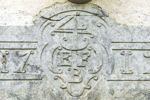 Façade antérieure : détail du 4 de chiffre sur le linteau daté 1799. © Région Bourgogne-Franche-Comté, Inventaire du patrimoine