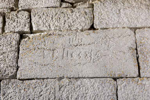 Façade latérale gauche (nord) : pierre portant la date 1658 (avec IHS). © Région Bourgogne-Franche-Comté, Inventaire du patrimoine