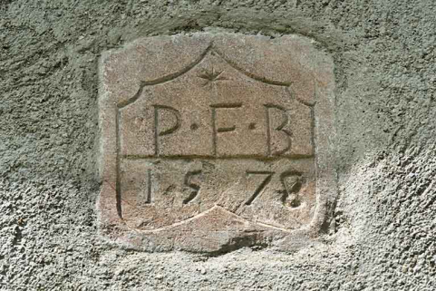 Façade latérale droite (sud) : pierre portant la date 1578 (avec les initiales PFB). © Région Bourgogne-Franche-Comté, Inventaire du patrimoine
