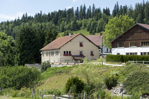 Le Grand Mont : ferme (vers 1910) et atelier de tournerie Voynnet puis d'outillage Garnache-Barthod, Moyse et Vernier, 28 le Grand Mont. © Région Bourgogne-Franche-Comté, Inventaire du patrimoine Le Grand Mont : ferme (vers 1910) et atelier de tournerie Voynnet puis d'outillage Garnache-Barthod, Moyse et Vernier, 28 le Grand Mont. © Région Bourgogne-Franche-Comté, Inventaire du patrimoine